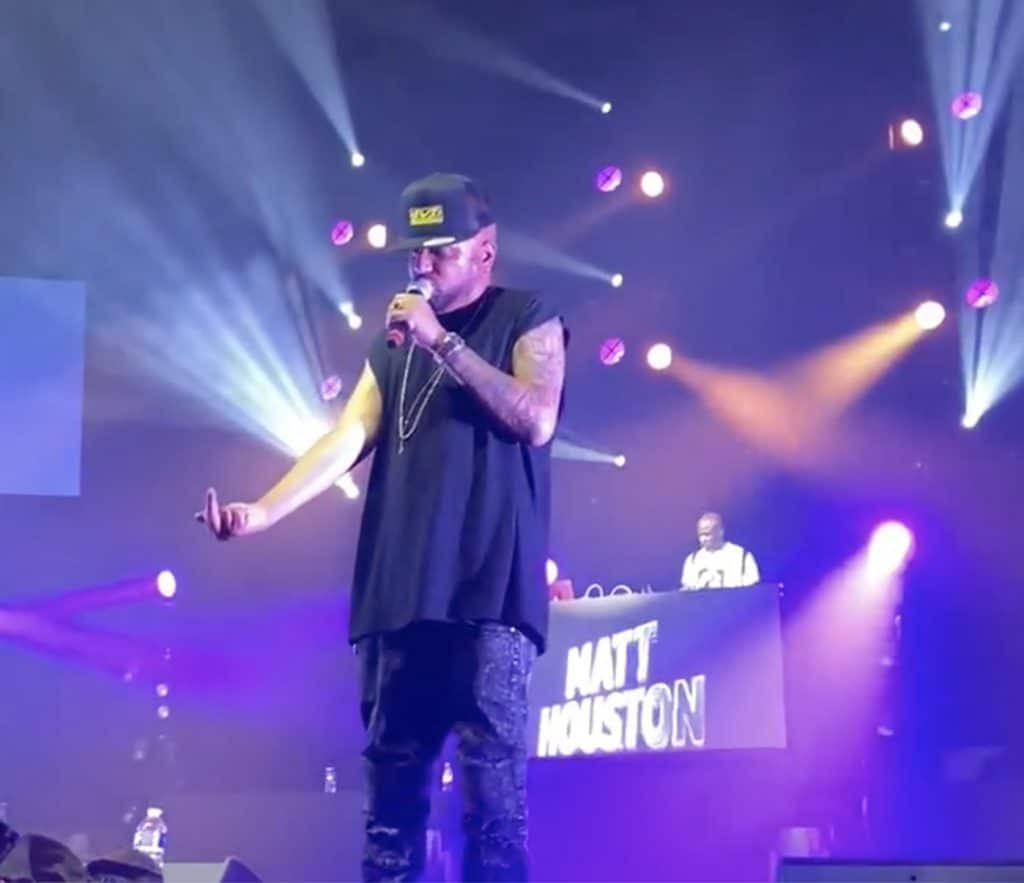Matt Houston p&egrave;te les plombs lors d'un concert