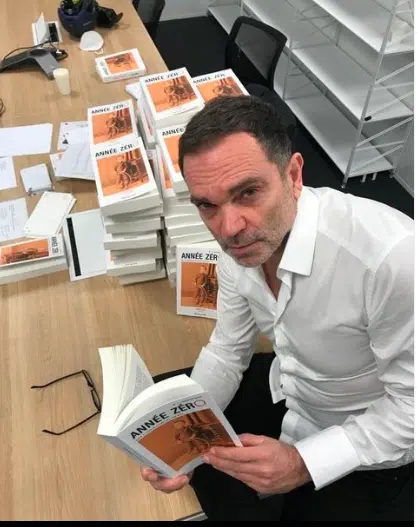 https://www.newstories.fr/yann-moix-lecrivain-realisateur-explique-pourquoi-il-a-refuse-de-se-marier-avec-charlotte-valandrey-p40219