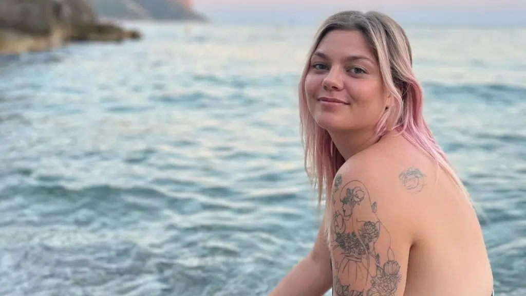 Louane à la plage