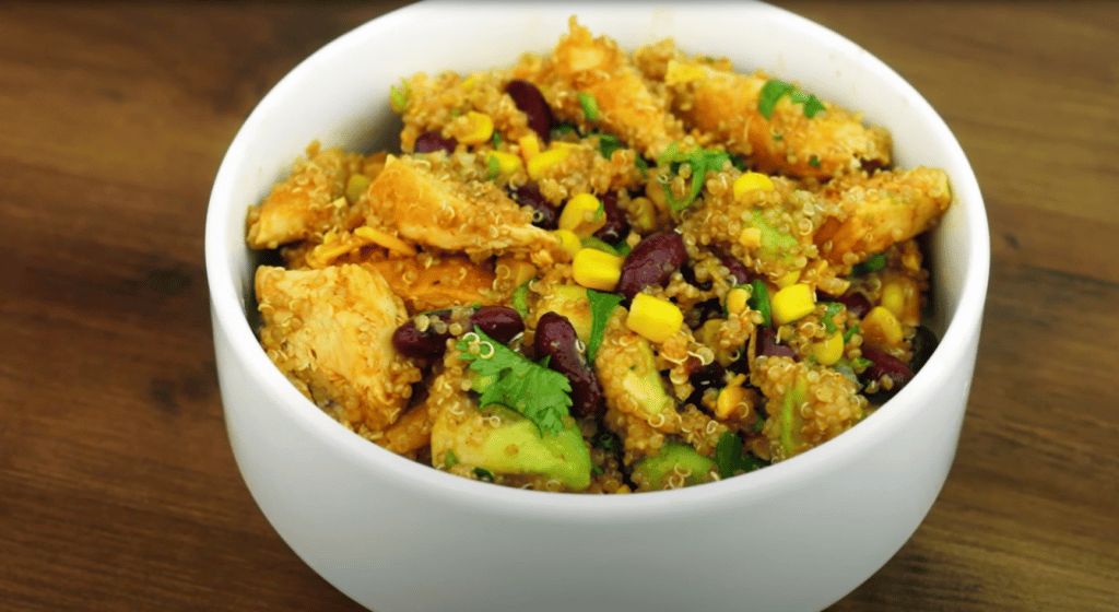 Salade péruvienne de poulet, avocat et quinoa : une alternative sans gluten remplie de protéines