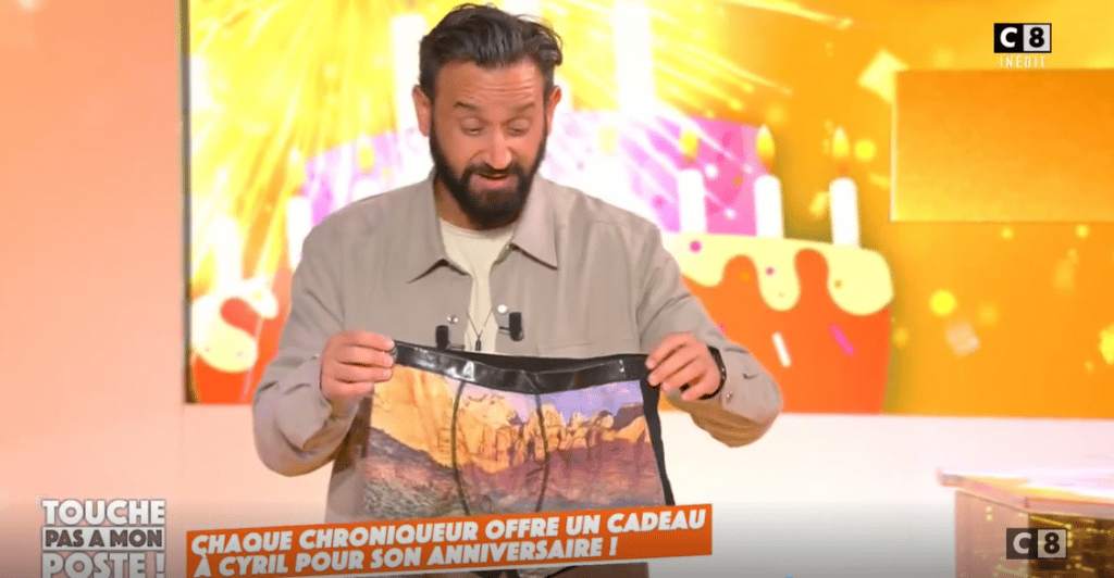 TPMP : cadeau très original de la part de Delphine et Béatrice, notre Cyril tout en sueur !