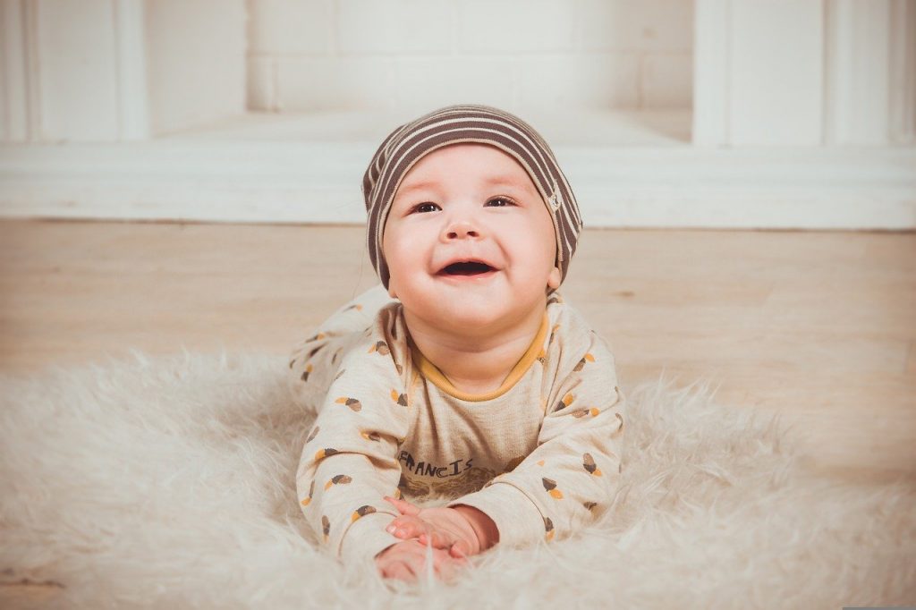 Ce bébé voit sa maman pour la première fois, sa réaction n'a pas de prix !