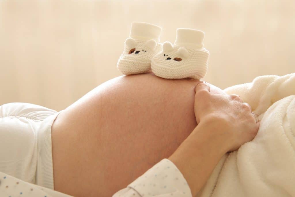 Insolite : Elle ignore être enceinte et accouche en plein vol !