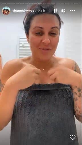 "J'en ai marre" : Shanna Kress est au bout de sa vie après s'être pissée dessus Outre cela, Shanna s'est confiée tout récemment sur ces dernières jours de grossesses qui sont plutôt complexes disant : "Ces derniers jours ne sont pas faciles, on a dû repartir à l’hôpital. Alitée jusqu’à l’accouchement ! On essaye de garder le moral, d’être positif. J'essaye de positiver lol même à l’hôpital." Et une fois encore, ce lundi 03 octobre, la compagne de Jonathan Matjias a pris la parole sur Instagram. En effet, le couple était dans son mood habituel, plaisantant sur une photo publiée par Shanna quand un incident plutôt gênant s'est produit. "Voilà l'histoire de ma vie, je viens de tousser, j'en ai de partout, je me suis vraiment pissé dessus. C'est tous les jours comme ça , j'en ai marre !" A-t-elle commencé, dans une story n rigolant aavant de re rendre dans les toilettes pour mieux expliquer les causes de malaise. "À la douche obligatoire ! ça rend fou ! Ça nous est arrivé la dernière fois à 23 30H. Là, j'enlève tous les draps juste parce que je rigolais. Là je toussais, il manquait plus que je j'éternue dans le lit et c'est la totale et ça coule. Mon amour, il nettoie tout. Putain la honte, j'en ai marre. C'est en fait au moment où je tousse, si je marche j'en mets de partout ! Je suis obligé de rester au même endroit. À tout moment, il part me chercher des serviettes et des trucs et ça coule (...) Les joies de la grossesse." Plus que quelques semaines à tenir pour Shanna qui devrait accoucher d'ici le mois de novembre.