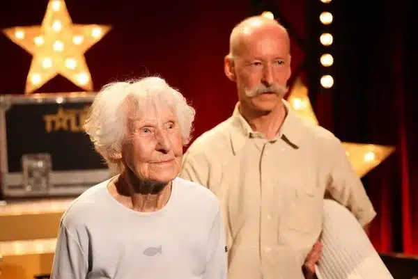 À 100 ans, Charlotte Chopin, yogi depuis 40 ans, continue de donner des cours de yoga, pour seulement 5 euros