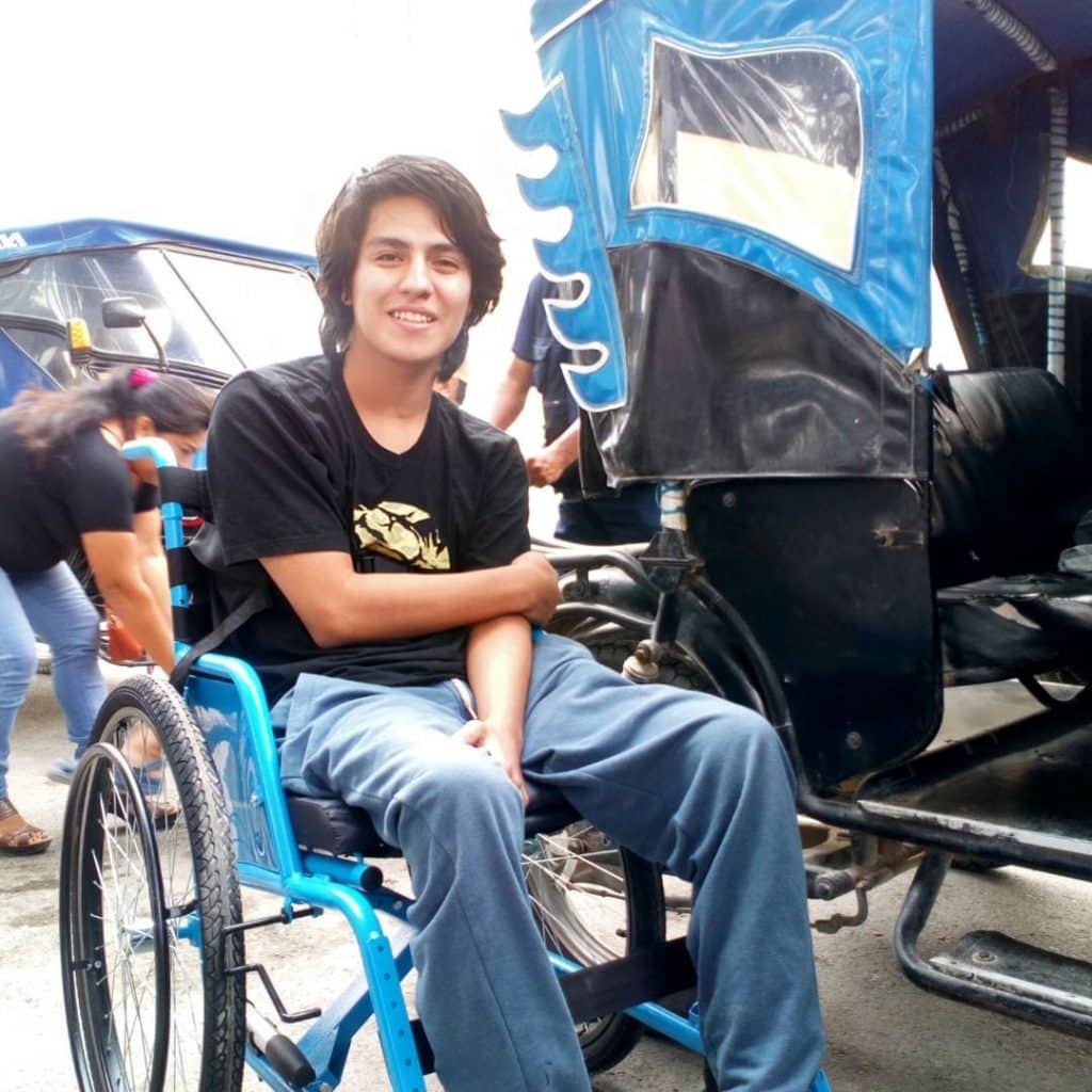 Cette association transforme de vieilles chaises de jardin en fauteuil roulant pour les moins ais&eacute;s