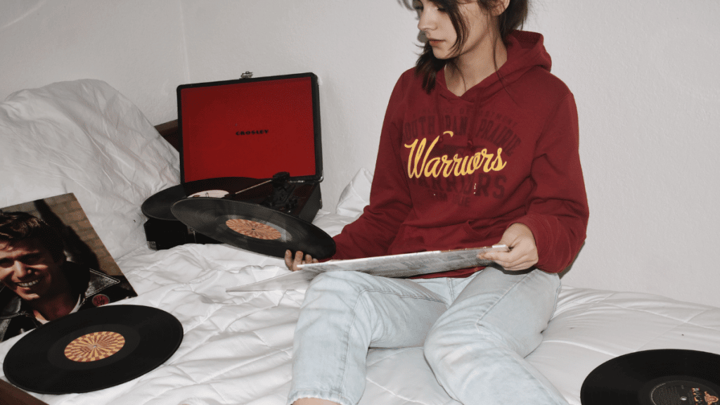 Idée cadeau de Noël : Les fans de vintage vont adorer cette platine vinyle portable !