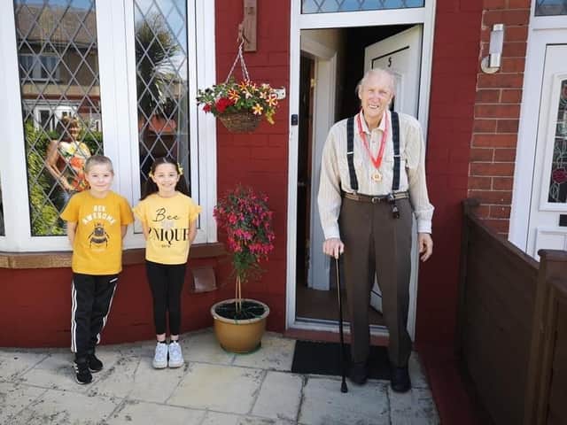 John Zelly, fier avec sa médaille ! (@Burnley Council)