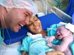 Un bébé sourit à son père après quelques minutes de vie seulement ! Craquant !