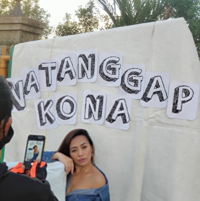 Les Philippins se mettent en scène pour prouver qu'ils ont bien reçu leurs colis !