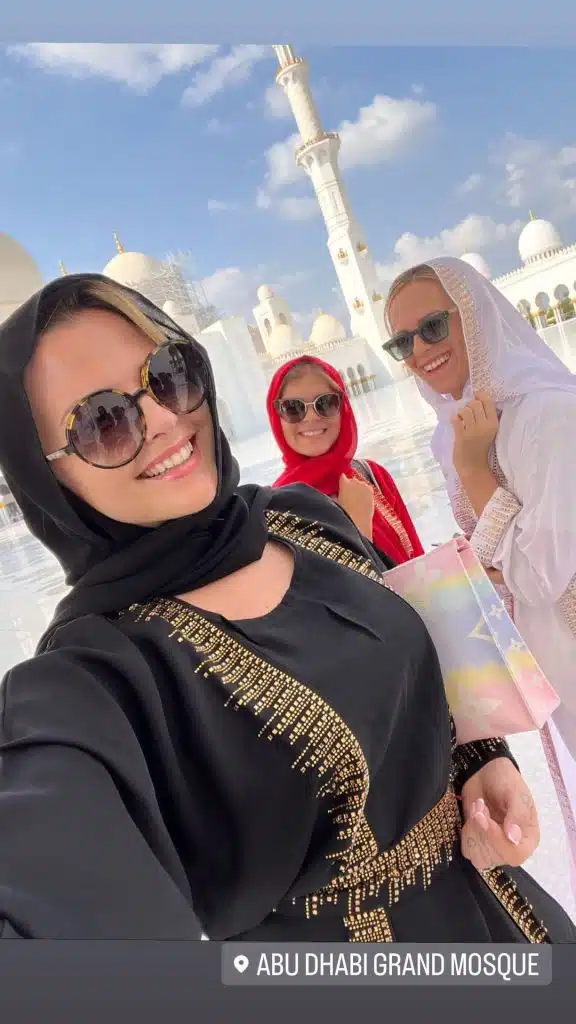 Kelly Vedovelli : Voilée en vacances à Dubaï !