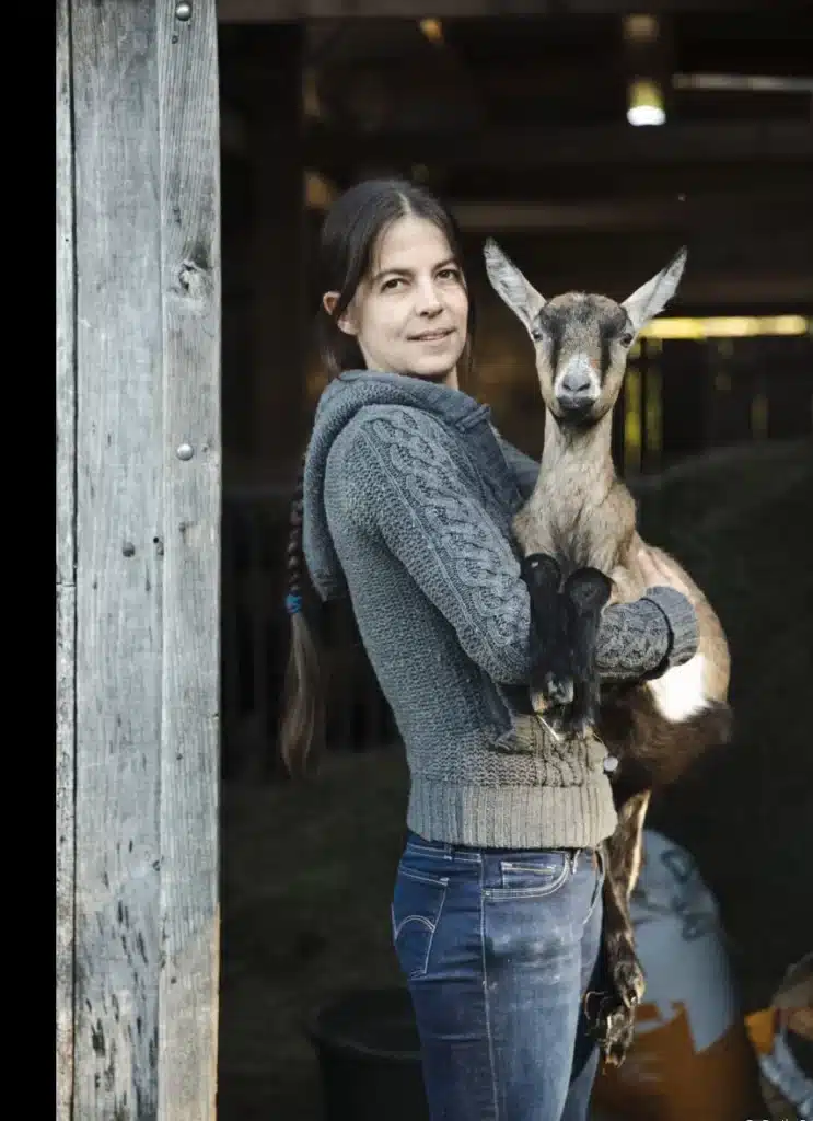 Parlons-en de cette dernière ! Anaïs 35 ans est une jeune éleveuse de chèvres qui réside en Nouvelle Aquitaine et fabrique ses fromages pour les vendre sur les marchés. La jeune femme est également gérante d’un exploitation et dirige un petit troupeau de 45 chèvres. Pour la petite histoire, c’est elle meme qui a formé ces bêtes la période de la Covid-19. À la base, cette jeune femme est une ostéopathe équine de formation et s’est occupée des chevaux pendant plusieurs années. Après avoir avoir délaissé la région parisienne, Anaïs s’est s'installée en Nouvelle Aquitaine pour se lancer dans cette activité qu’elle exerce aujourd'hui. Malgré son épanouissement dans le cadre professionnelle Anaïs comme bon nombre d’agriculteurs et agricultrices est également en quête de l'amour. Selon son communiqué partagé par M6, l'éleveuse de 35 ans a vécu quelques idylles avec des partenaires bien plus âgés qu'elle. Parmi celle-ci, deux ont mis longs, mais ont pris en raison d’un "manque de projets communs et de tempéraments compatibles". Par ailleurs, elle est aussi à la recherche d’un bon père de famille qui saura être à l’écoute et L'épauler dans l’éducation de leur enfants. Bien qu’elle soit forte de caractère Anaïs recherche tout aussi cet homme sur qui elle pourra s'appuyer après une longue journée de travail. "La journée, j'aime être forte et me battre mais le soir j'ai aussi envie d'être un petit sucre". Espérons qu’elle le trouve tout au long de l’émission.