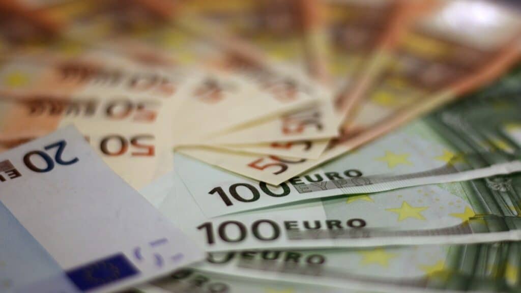 Colin Weir : L'un des gagnants historiques de l'EuroMillions a d&eacute;pens&eacute; 165 000 euros chaque semaine avant de mourir &agrave; 71 ans