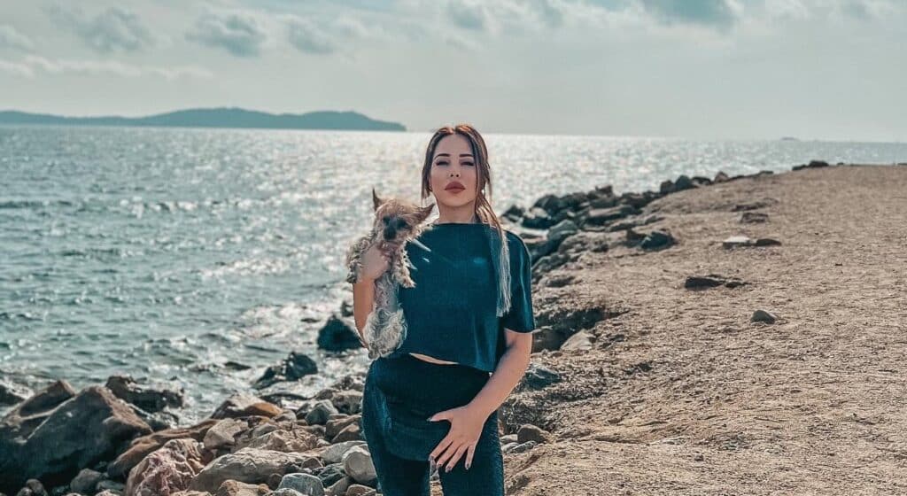 « Qui est le plus en plastique ? » : Kim Glow critiquée sur son physique