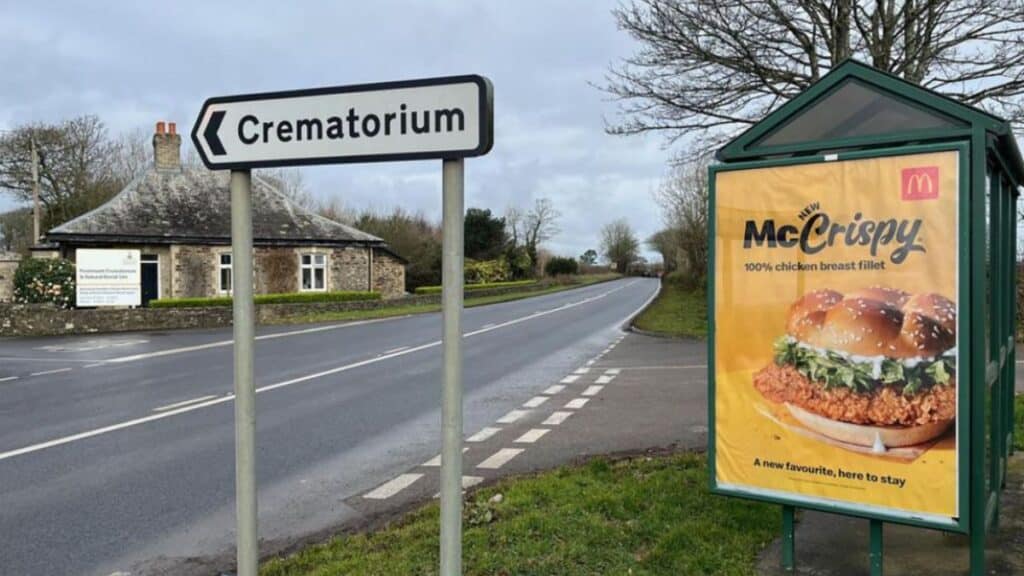 McDonald's : Une publicité pour le McCrispy près d'un crématorium déclenche l'hilarité des internautes