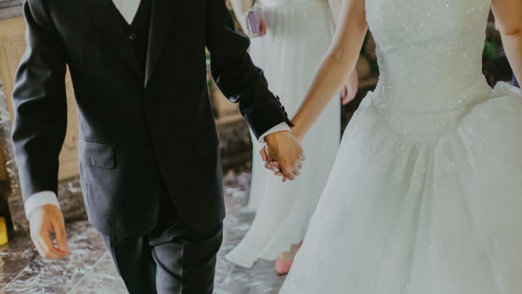 La maîtresse arrive au mariage de son amant... en robe de mariée ! Un carnage total