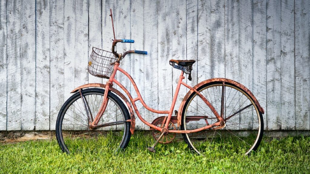 À 89 ans, Claude Ollivier a repris le travail pour financer l'Ehpad de sa femme. Son affaire cartonne !