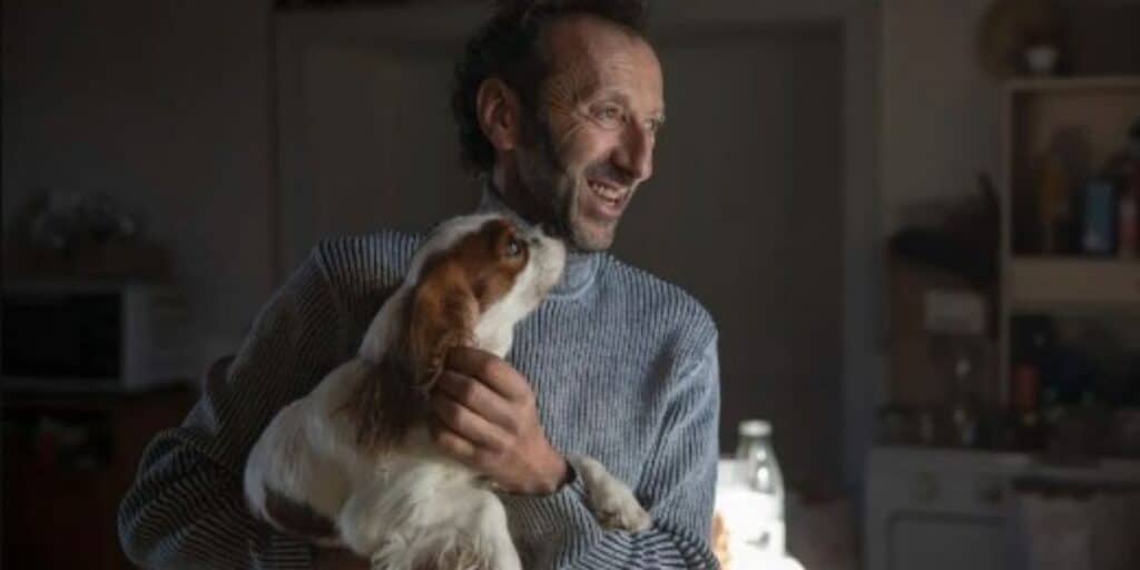 Alain (L&rsquo;amour est dans le pr&eacute; saison 17) : Le candidat d&eacute;voile le visage de son compagnon
