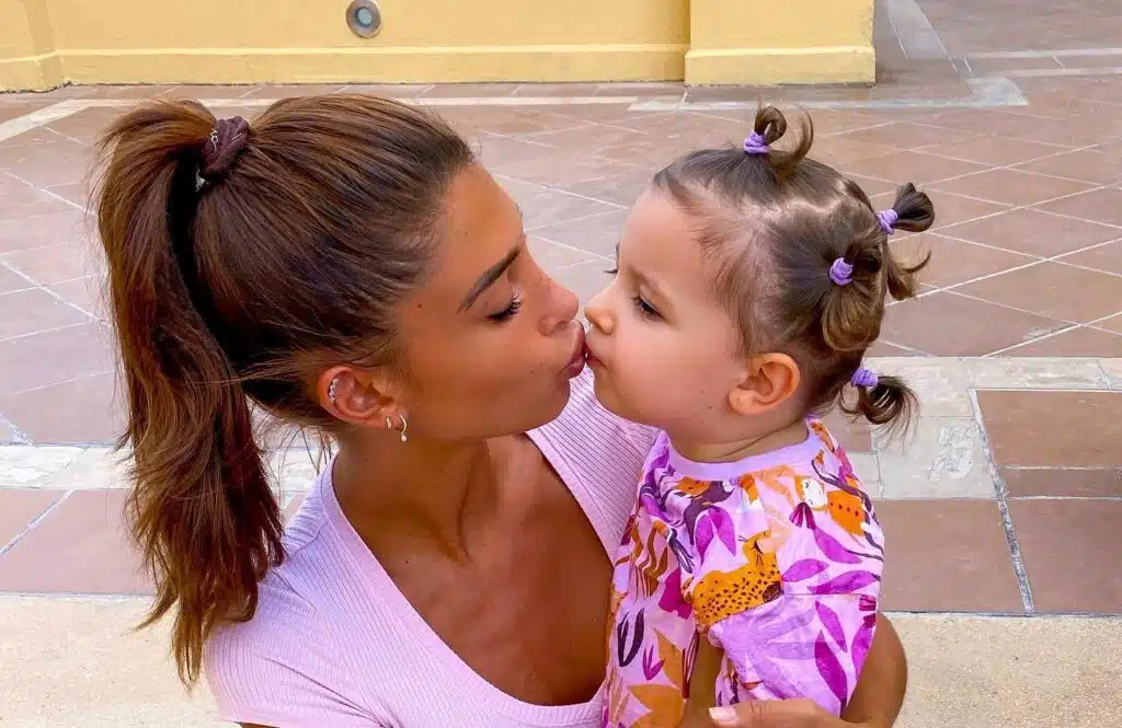 « Ça a été très dur » : Mélanie Dedigama se confie sur sa dépression post-partum