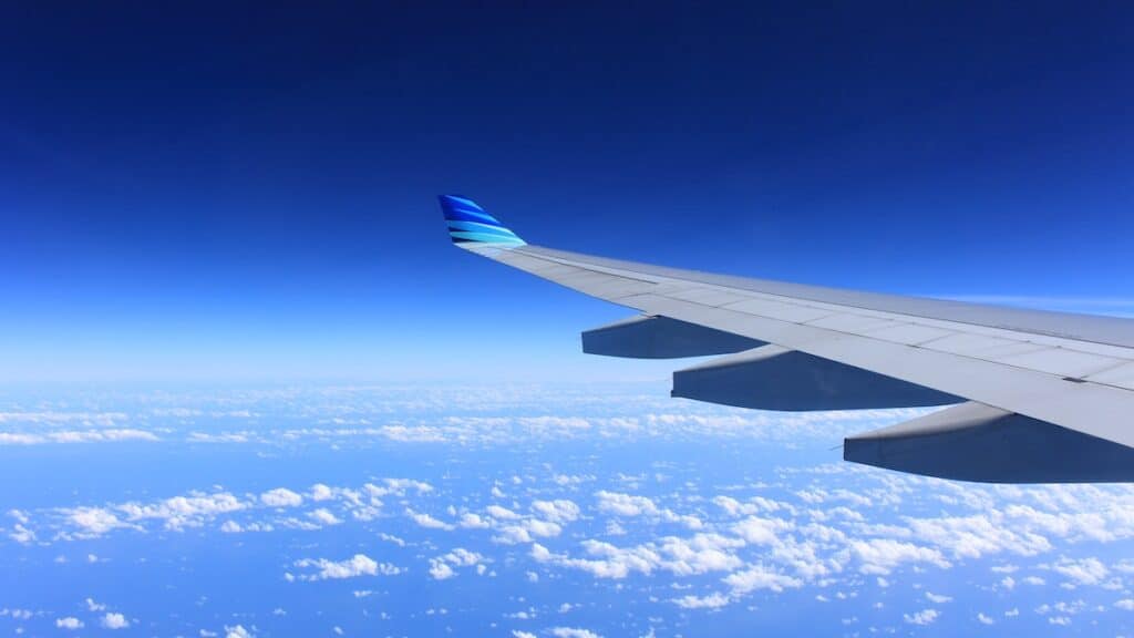 Elle réserve une place spacieuse dans l'avion, mais elle l'échange avec un homme aux jambes immenses pour son confort