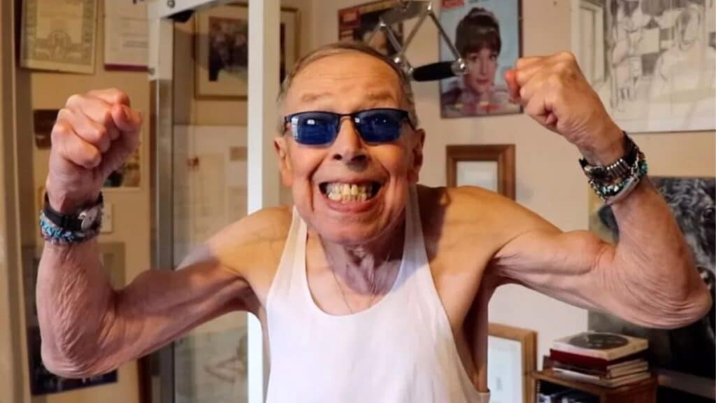 À 86 ans, Brian Winlsow bat le record mondial d'haltérophilie en soulevant 78 kilos !
