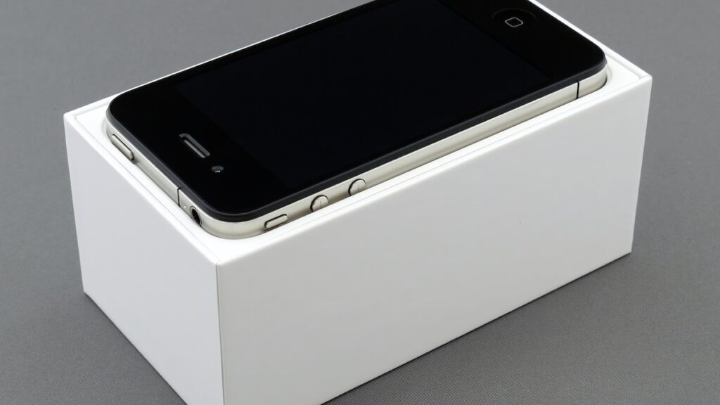 Un voleur de téléphone se prend la porte vitrée en pleine tête et fait semblant de rien !