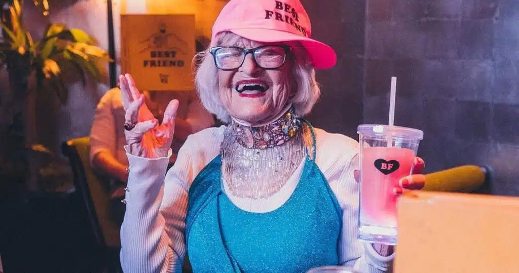 Couleurs et audace : Femme de 94 ans inspire des millions