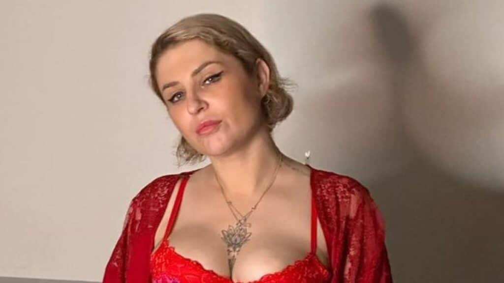 Amandine Pellissard s'attaque au livre de Juan Branco contre Cyril Hanouna : "Ne perdez pas 17 euros pour ça, c'est du PQ !"