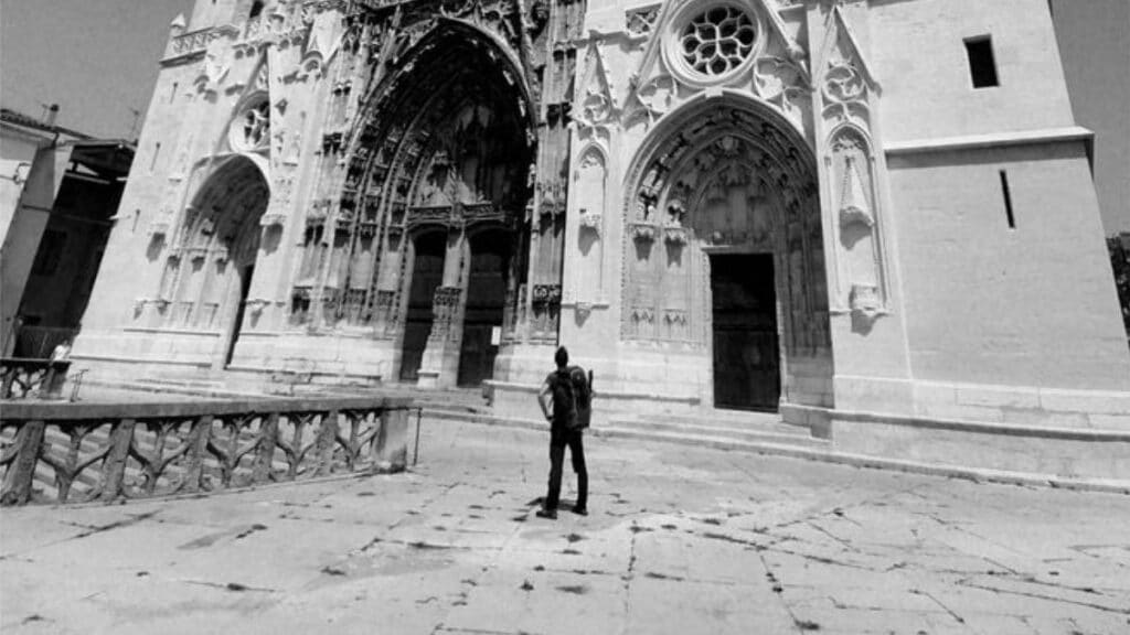 Henri, passionné de patrimoine religieux, devient "le héros au sac à dos" d'Annecy