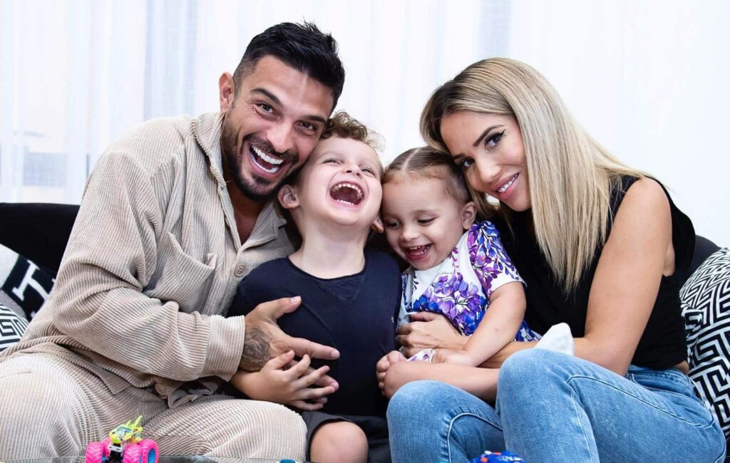 Manon et Julien Tanti voyagent en business et placent leurs enfants en éco avec la nanny