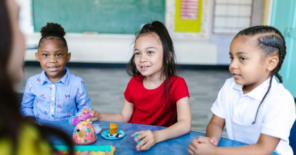 Le banc de l'amiti&eacute; : Un havre de paix pour les enfants timides dans les cours de r&eacute;cr&eacute;