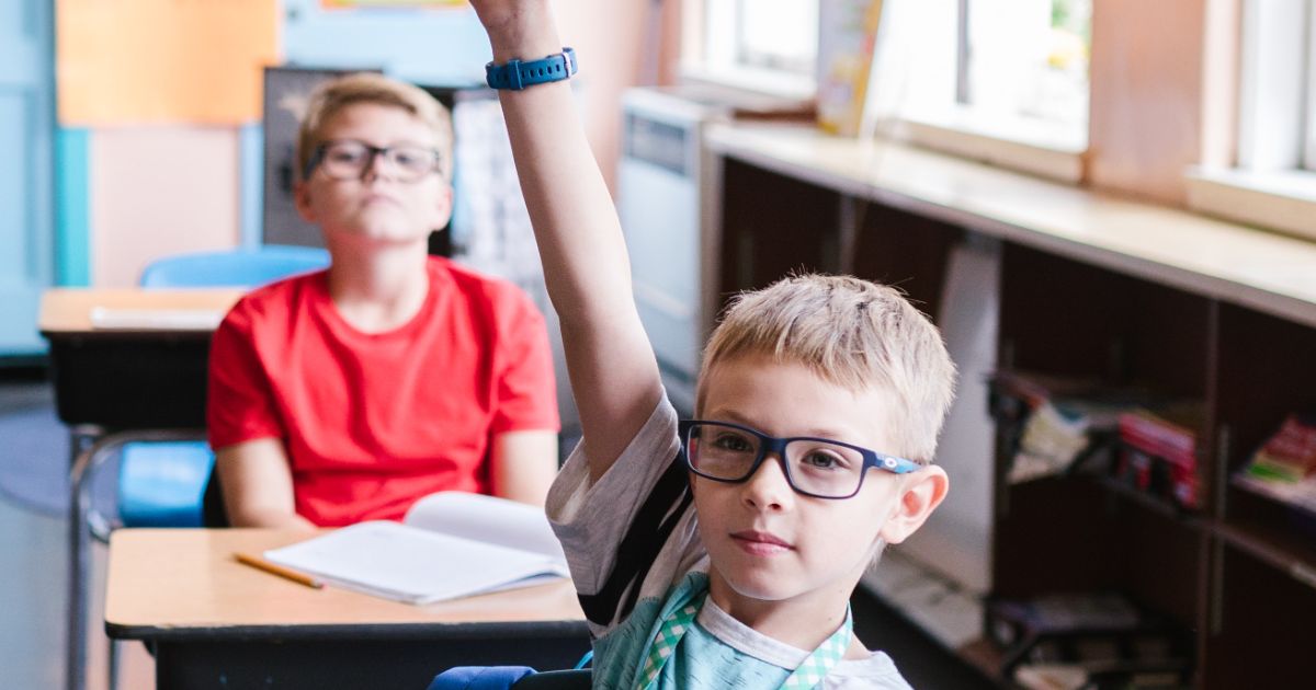 Le banc de l'amitié : Un havre de paix pour les enfants timides dans les cours de récré