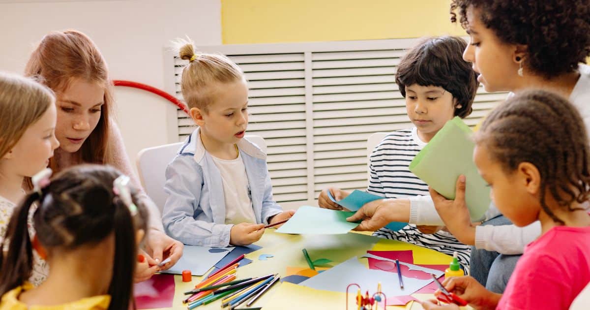Le banc de l'amitié : Un havre de paix pour les enfants timides dans les cours de récré