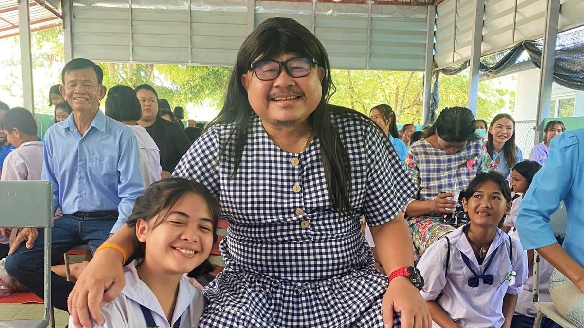 Un père célibataire se transforme en mère pour la fête des mères à l’école de sa fille