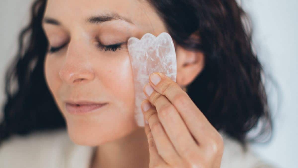 Auto-massage du visage : Une technique anti-âge naturelle et efficace à adopter pour la rentrée !