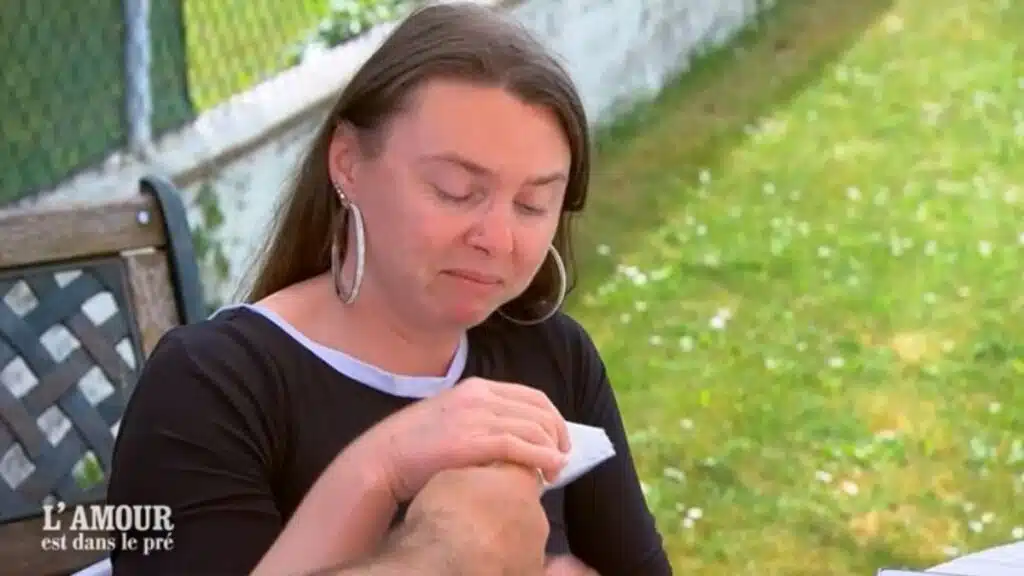 [SPOILERS] L’amour est dans le pré : Véronique en larmes en évoquant sa relation avec son frère victime d’un AVC