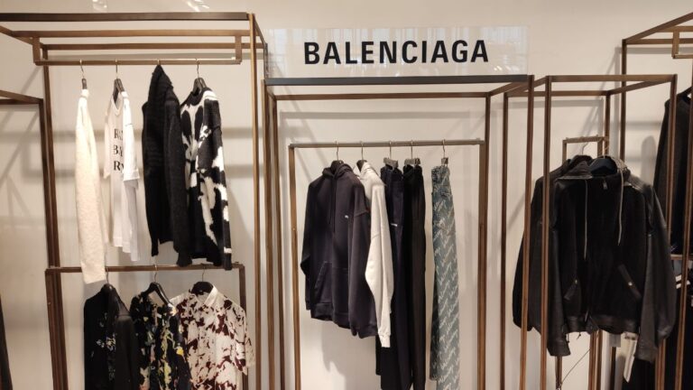 Balenciaga et IKEA : une bataille de jupe-serviette qui amuse le monde de la mode