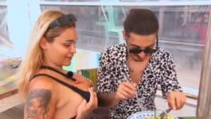 Frenchie Shore : Ouryel donne à manger aux clients d’un beach club sur ses seins