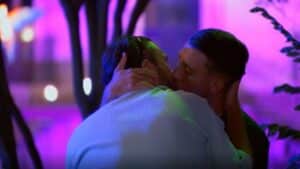 « Je suis déjà in love » : Enzo (Frenchie Shore) trouve son coup de cœur et l’embrasse