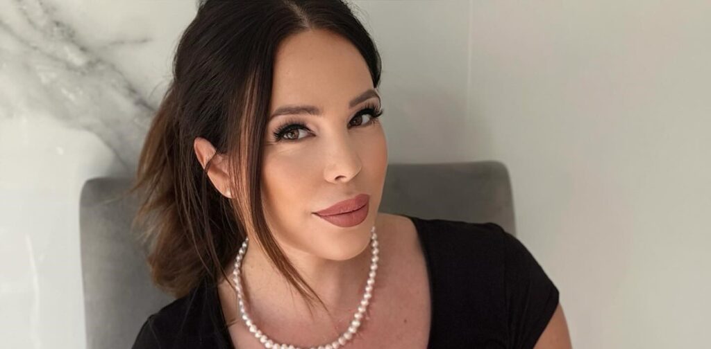 Kim Glow accusée de photoshoper son ventre après son accouchement