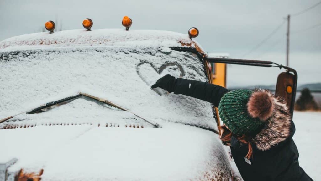 Les secrets du dégivrage de pare-brise : Nos techniques et astuces pour un hiver sans tracas