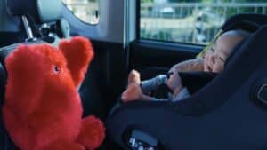 Nissan révolutionne les trajets en voiture avec une peluche intelligente qui calme les bébés