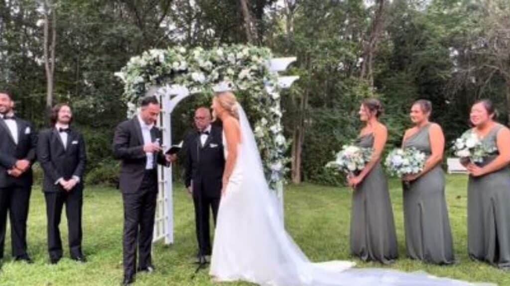 Quand l'amour frappe à l'improviste : L'adoption inattendue et émouvante d'un chaton lors d'un mariage