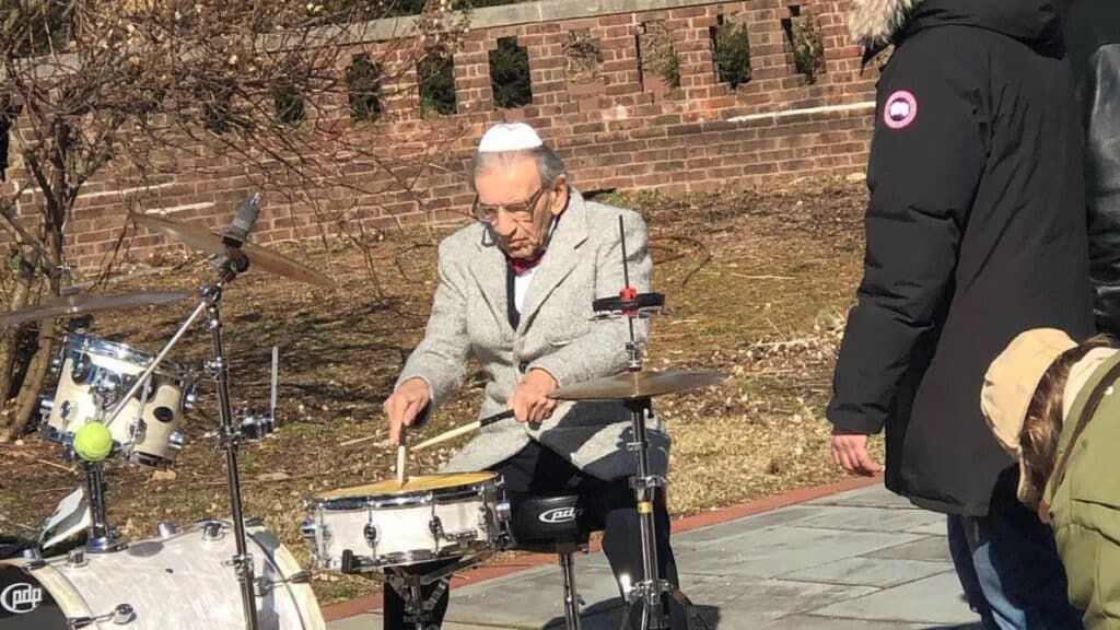 Saul Dreier : Une victime de la Shoah, âgé de 98 ans, se consacre à la musique et à défendre la mémoire des survivants