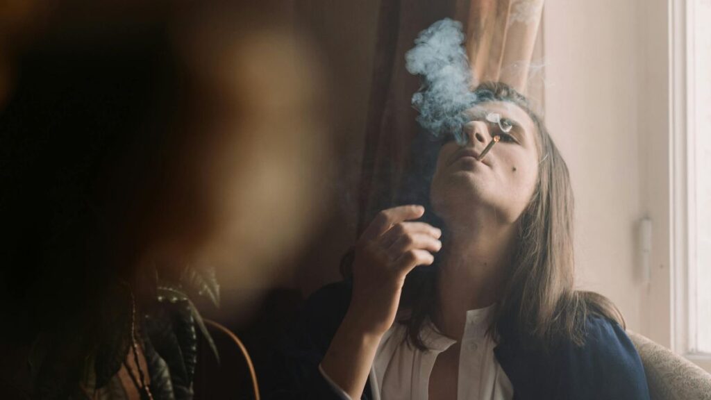 Quand la fum&eacute;e voile la silhouette : La liaison dangereuse entre cigarette et graisse du ventre !