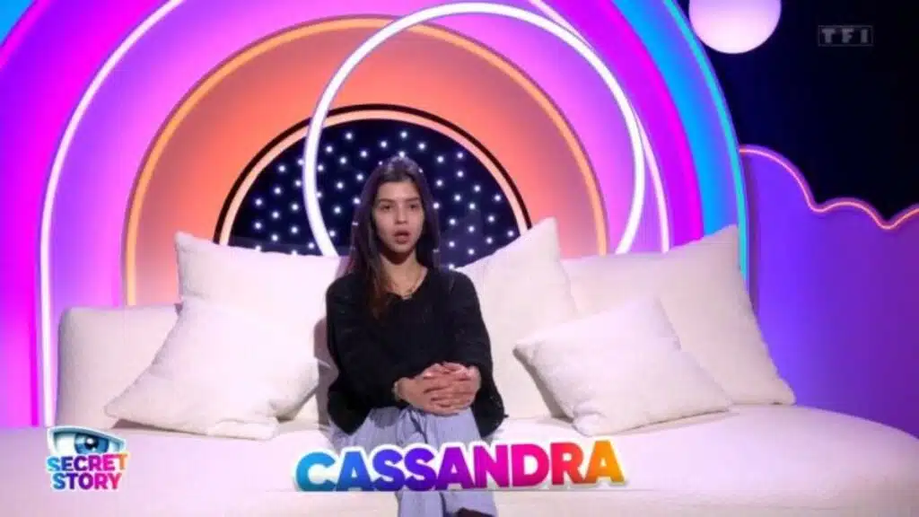 « Je m’en tape d’elle » : Cassandra (Secret Story 2024) sans aucune retenue, donne un avis très surprenant sur les habitants