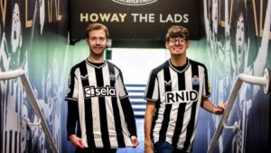 Le club de football anglais, Newcastle United FC, crée un Maillot qui vibre pour les fans sourds