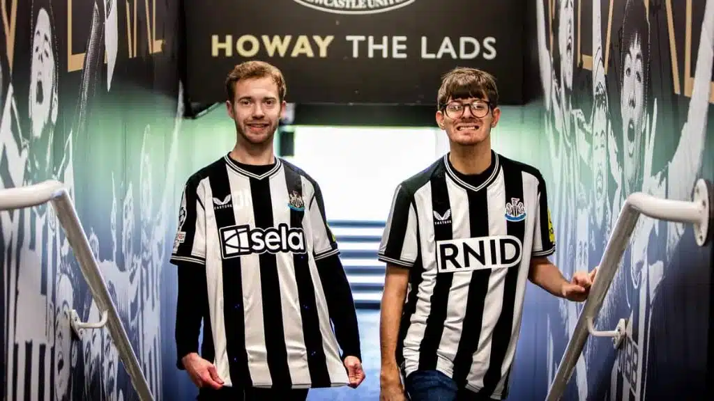Le club de football anglais, Newcastle United FC, crée un Maillot qui vibre pour les fans sourds