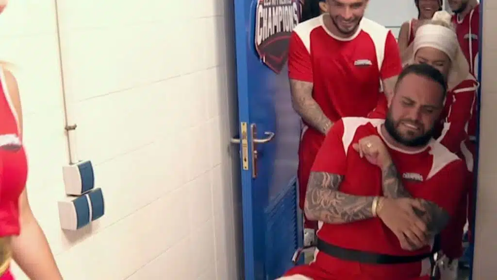 Les Apprentis Champions : Nikola évacué en fauteuil roulant, Simon et Cassandra se rapprochent